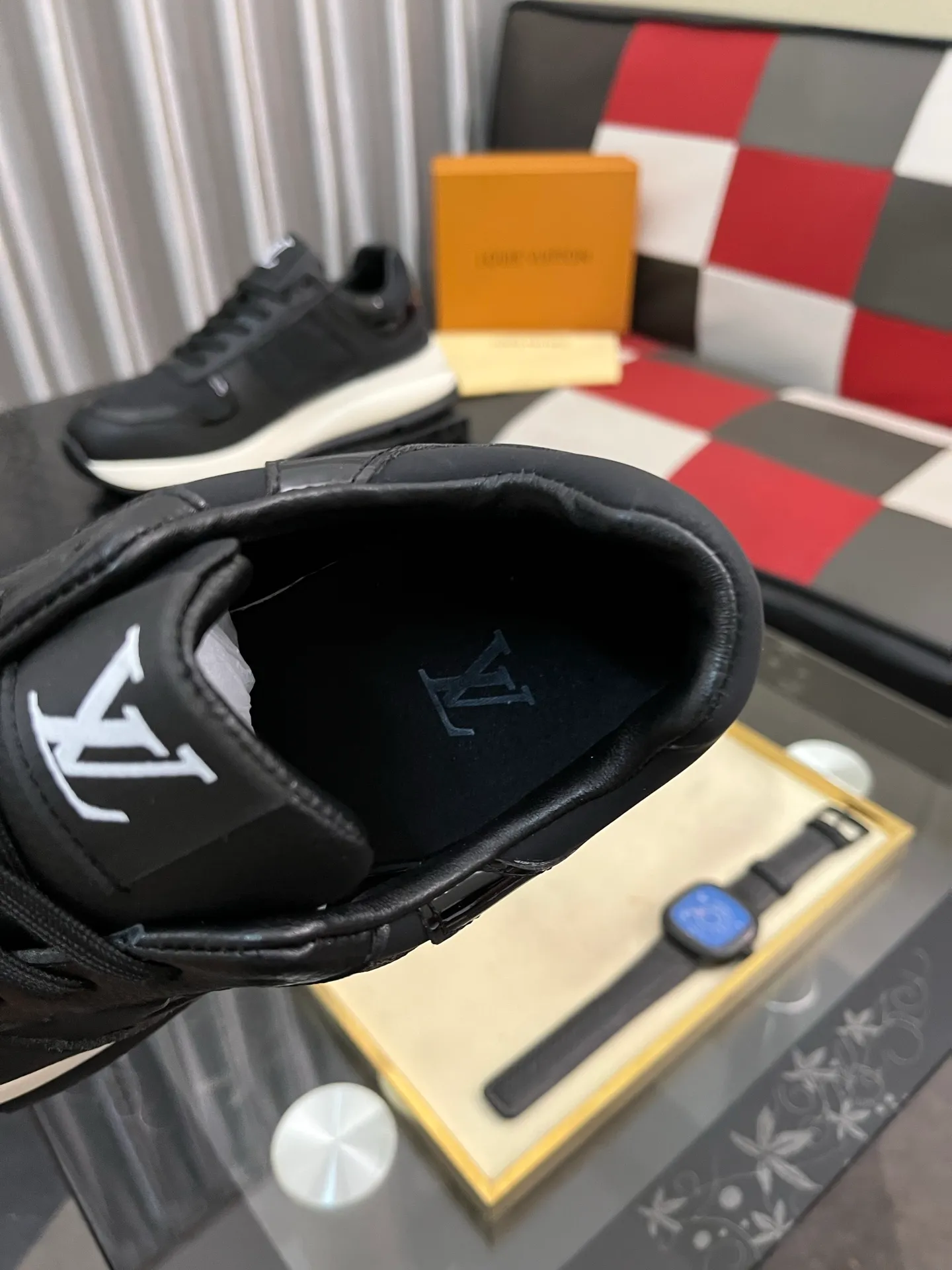 Men's shoes💰438⌚️⌚️《Louis vuitton/LV Louis Vuitton》original quality.~ Unique modern style sneakers. 🏃A must-have casual shoe for trendy men😍😍 Original brand imported from Italy, imported original leather, cowhide lining (refuses to discolor and grind feet) Sole: Original sole provided by the original factory, French lazy style design ⚠️Fit to the feet Original quality code number: 38-443️⃣Colors available